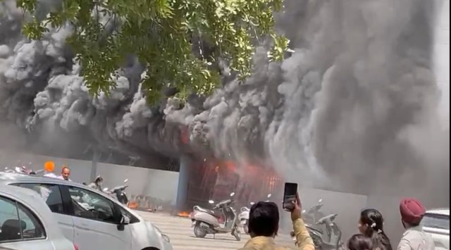 A thick blanket of smoke engulfs the Government Medical College’s Guru Nanak Dev Hospital in Amritsar, after a massive fire broke out, Saturday. (Screengrab)