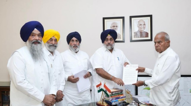 Akali Dal president Sukhbir Singh Badal and party leaders Prem Singh Chandumajra, Balwinder Singh Bhundar and Daljit Singh Cheema with Punjab Governor Banwarilal Purohit. (Photo: Tiwtter/SAD)