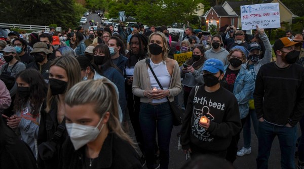 Una batalla sobre cómo luchar por Roe: las protestas en las casas de los jueces alimentan el rencor