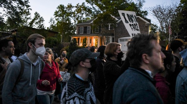 Una batalla sobre cómo luchar por Roe: las protestas en las casas de los jueces alimentan el rencor