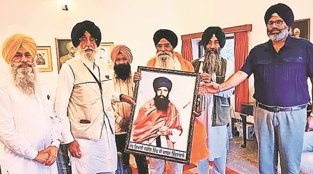 SAD (A)’s Simranjit Singh Mann gifts a portrait of Jarnail Singh Bhindranwale to SGPC chief Harjinder Singh Dhami. 