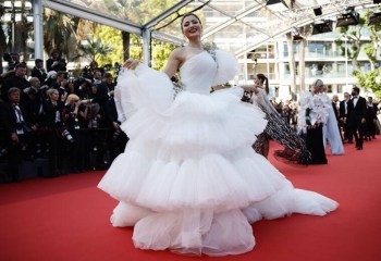 Cannes 2022 Day 2: Hina Khan Looks Red Hot, Pooja Hegde Opts For Feathers,  Tamannaah Bhatia Shines In Black - India Is Game On!