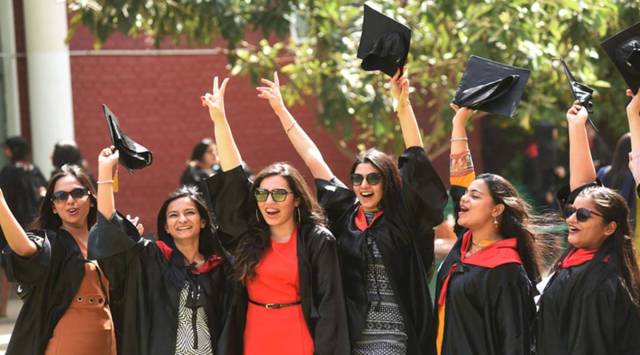 Final-year IIT-B students can now weave own convocation scarfs ...