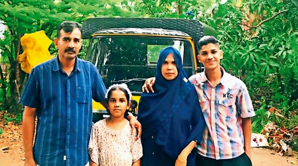 Jessin muda bersama keluarganya.  Ayahnya mengendarai mobil di Malappuram.