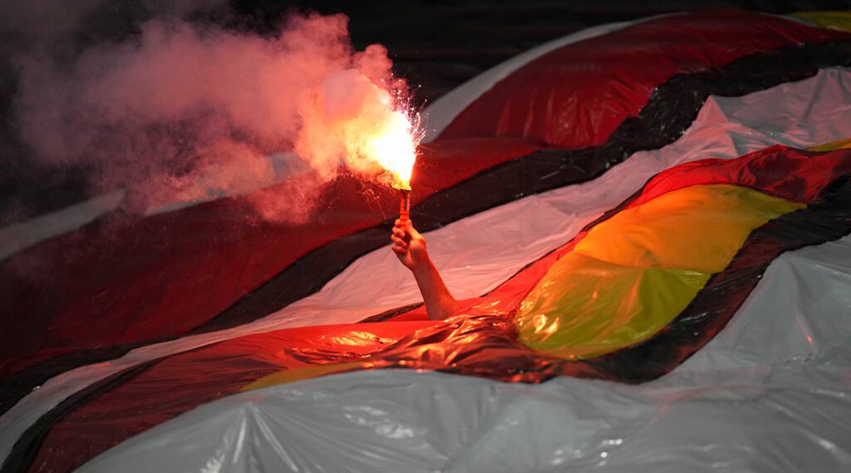 Les ultras sympathiques affrontent la police anti-émeute avant la finale de la Coupe de France