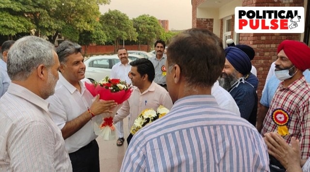 Senior Congress leader Manish Tewari seen with party colleague Chander Mukhi Sharma at Chandigarh's Punjab Engineering College. (Twitter)