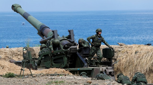 Soldiers of an artillery unit take part in the live fire Han Kuang military exercise, which simulates China's People's Liberation Army (PLA) invading the island, in Pingtung, Taiwan. (Reuters, file)