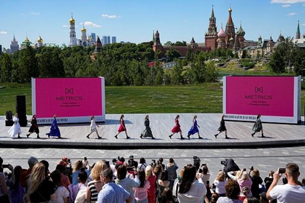 Moscow Fashion Week, Moscow Fashion Week 2022, fashion at Moscow, fashion week at Moscow, Russia capital, Fashion Week in Zaryadye Park, Fashion week, Moscow fashion week images, Moscow fashion week gallery, lifestyle gallery, indian express news