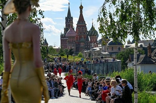 Moscow Fashion Week, Moscow Fashion Week 2022, fashion at Moscow, fashion week at Moscow, Russia capital, Fashion Week in Zaryadye Park, Fashion week, Moscow fashion week images, Moscow fashion week gallery, lifestyle gallery, indian express news