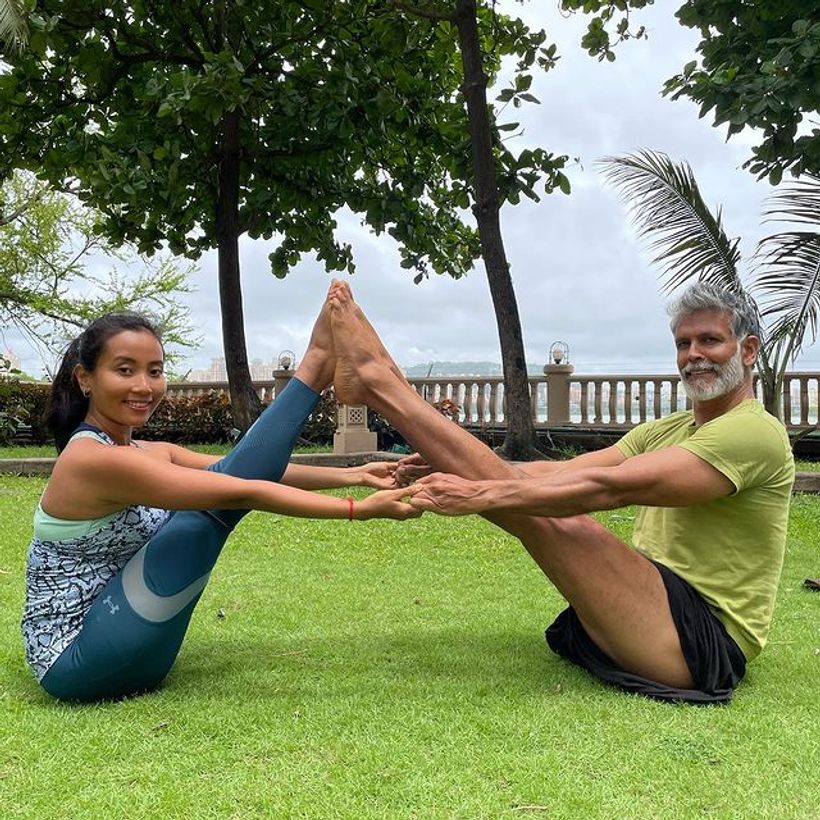 KoiMoi.com - Anushka Sharma shares a photo of her yoga pose on a spiritual  trip to Rishikesh🙏😍 #AnushkaSharma #koimoi #ViratKohli #bollywood |  Facebook