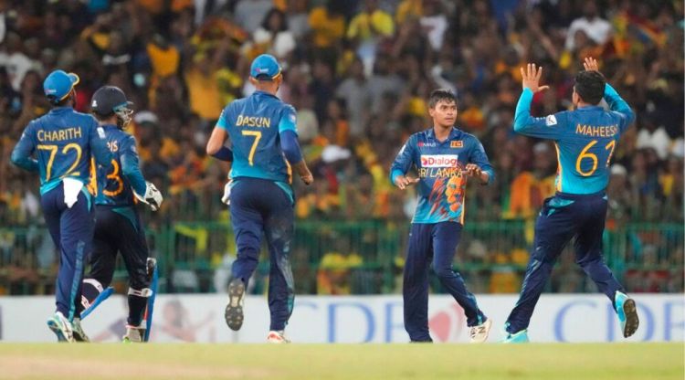 Sri Lanka's Dunith Wellalage, second right, celebrates the dismissal of Australia's Glenn Maxwell during the fifth one-day international cricket match between Australia and Sri Lanka in Colombo, Sri Lanka, Friday, June 24, 2022. (AP Photo/Eranga Jayawardena)