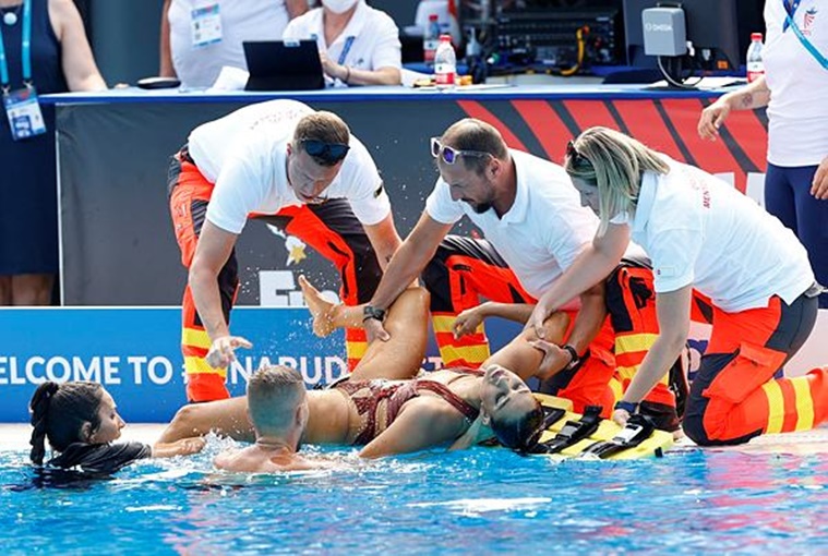 Anita Alvarez, Anita Alvarez se desmaya, nadadora Anita Alvarez, Anita Alvarez se desmaya en la piscina, noticias de Anita Alvarez, qué causa los desmayos, campeonato mundial de deportes acuáticos en Budapest, noticias indias expresas 