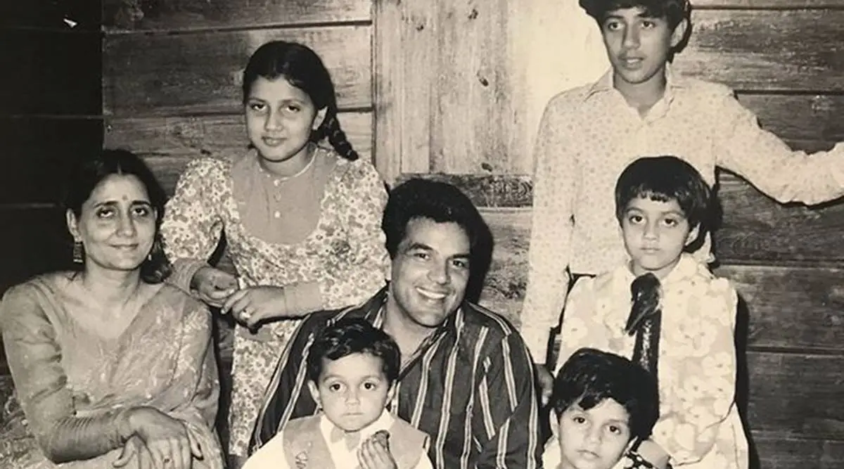 Dharmendra poses with wife Prakash Kaur, daughters Ajeeta, Vijayta in this rare family pic shared by Bobby Deol | Entertainment News,The Indian Express