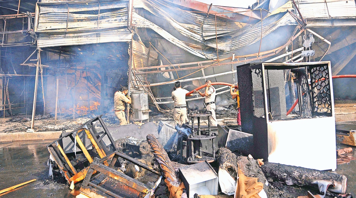12 toko, barang senilai crores terbakar di pasar furnitur Sektor 53