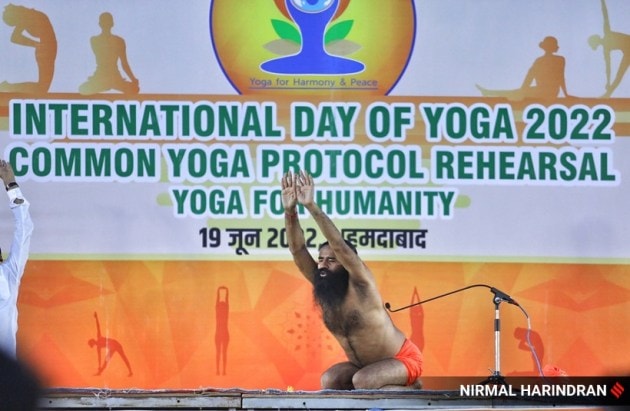 Governor Acharya Devvrat and CM Bhupendra Patel also joined Baba Ramdev, Governor Acharya Devvrat, CM Bhupendra Patel, Governor, CM and Baba Ramdev, Yoga rehearsals, Yoga rehearsals in Ahmedabad, Yoga by Governor, CM and Baba Ramdev, Baba Ramdev, Yoga, yoga images of CM and Baba Ramdev, Baba Ramdev