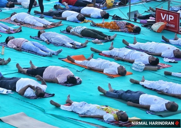 Governor Acharya Devvrat and CM Bhupendra Patel also joined Baba Ramdev, Governor Acharya Devvrat, CM Bhupendra Patel, Governor, CM and Baba Ramdev, Yoga rehearsals, Yoga rehearsals in Ahmedabad, Yoga by Governor, CM and Baba Ramdev, Baba Ramdev, Yoga, yoga images of CM and Baba Ramdev, Baba Ramdev