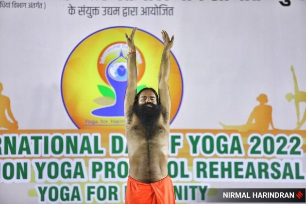 Governor Acharya Devvrat and CM Bhupendra Patel also joined Baba Ramdev, Governor Acharya Devvrat, CM Bhupendra Patel, Governor, CM and Baba Ramdev, Yoga rehearsals, Yoga rehearsals in Ahmedabad, Yoga by Governor, CM and Baba Ramdev, Baba Ramdev, Yoga, yoga images of CM and Baba Ramdev, Baba Ramdev