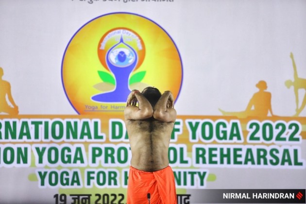 Governor Acharya Devvrat and CM Bhupendra Patel also joined Baba Ramdev, Governor Acharya Devvrat, CM Bhupendra Patel, Governor, CM and Baba Ramdev, Yoga rehearsals, Yoga rehearsals in Ahmedabad, Yoga by Governor, CM and Baba Ramdev, Baba Ramdev, Yoga, yoga images of CM and Baba Ramdev, Baba Ramdev