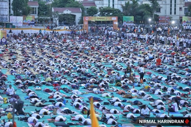 Governor Acharya Devvrat and CM Bhupendra Patel also joined Baba Ramdev, Governor Acharya Devvrat, CM Bhupendra Patel, Governor, CM and Baba Ramdev, Yoga rehearsals, Yoga rehearsals in Ahmedabad, Yoga by Governor, CM and Baba Ramdev, Baba Ramdev, Yoga, yoga images of CM and Baba Ramdev, Baba Ramdev