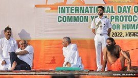 Governor Acharya Devvrat and CM Bhupendra Patel also joined Baba Ramdev, Governor Acharya Devvrat, CM Bhupendra Patel, Governor, CM and Baba Ramdev, Yoga rehearsals, Yoga rehearsals in Ahmedabad, Yoga by Governor, CM and Baba Ramdev, Baba Ramdev, Yoga, yoga images of CM and Baba Ramdev, Baba Ramdev