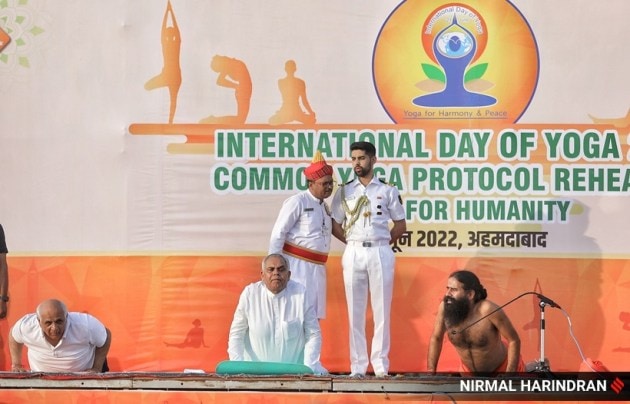 Governor Acharya Devvrat and CM Bhupendra Patel also joined Baba Ramdev, Governor Acharya Devvrat, CM Bhupendra Patel, Governor, CM and Baba Ramdev, Yoga rehearsals, Yoga rehearsals in Ahmedabad, Yoga by Governor, CM and Baba Ramdev, Baba Ramdev, Yoga, yoga images of CM and Baba Ramdev, Baba Ramdev