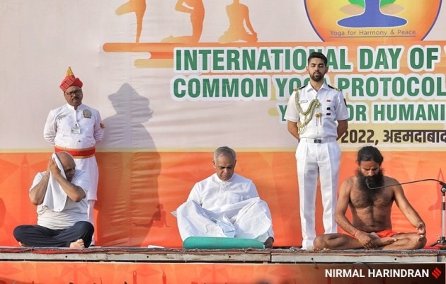 Governor Acharya Devvrat and CM Bhupendra Patel also joined Baba Ramdev, Governor Acharya Devvrat, CM Bhupendra Patel, Governor, CM and Baba Ramdev, Yoga rehearsals, Yoga rehearsals in Ahmedabad, Yoga by Governor, CM and Baba Ramdev, Baba Ramdev, Yoga, yoga images of CM and Baba Ramdev, Baba Ramdev