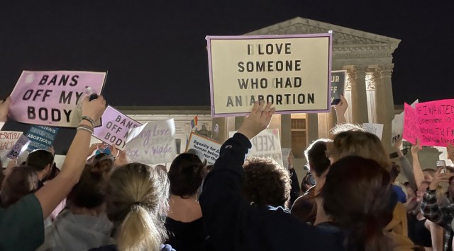 Protestors react outside the U.S. Supreme Court to the leak of a draft majority opinion written by Justice Samuel Alito preparing for a majority of the court to overturn the landmark Roe v. Wade abortion rights decision later this year, in Washington, U.S., May 2, 2022. (REUTERS/Moira Warburton)