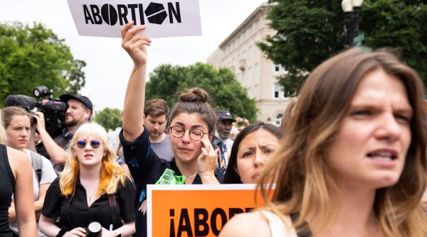 'Se ha vuelto real': la decisión sobre el aborto enturbia las elecciones intermedias de EE. UU. y envía la lucha a los estados