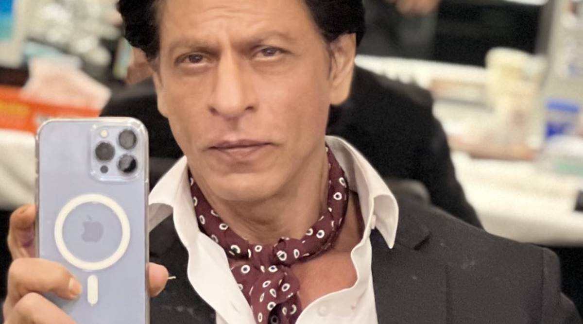 Shah Rukh Khan Celebrates 30 Years In Bollywood With A Selfie Says The Best Way To Mark The