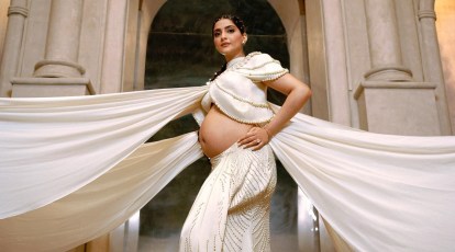 pregnant wearing saree showing navel - Playground