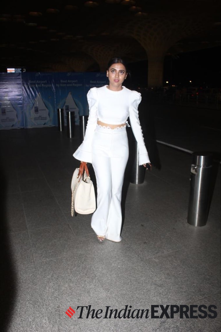 anushka-sharma-airport-dress-flaunting-tote-bag