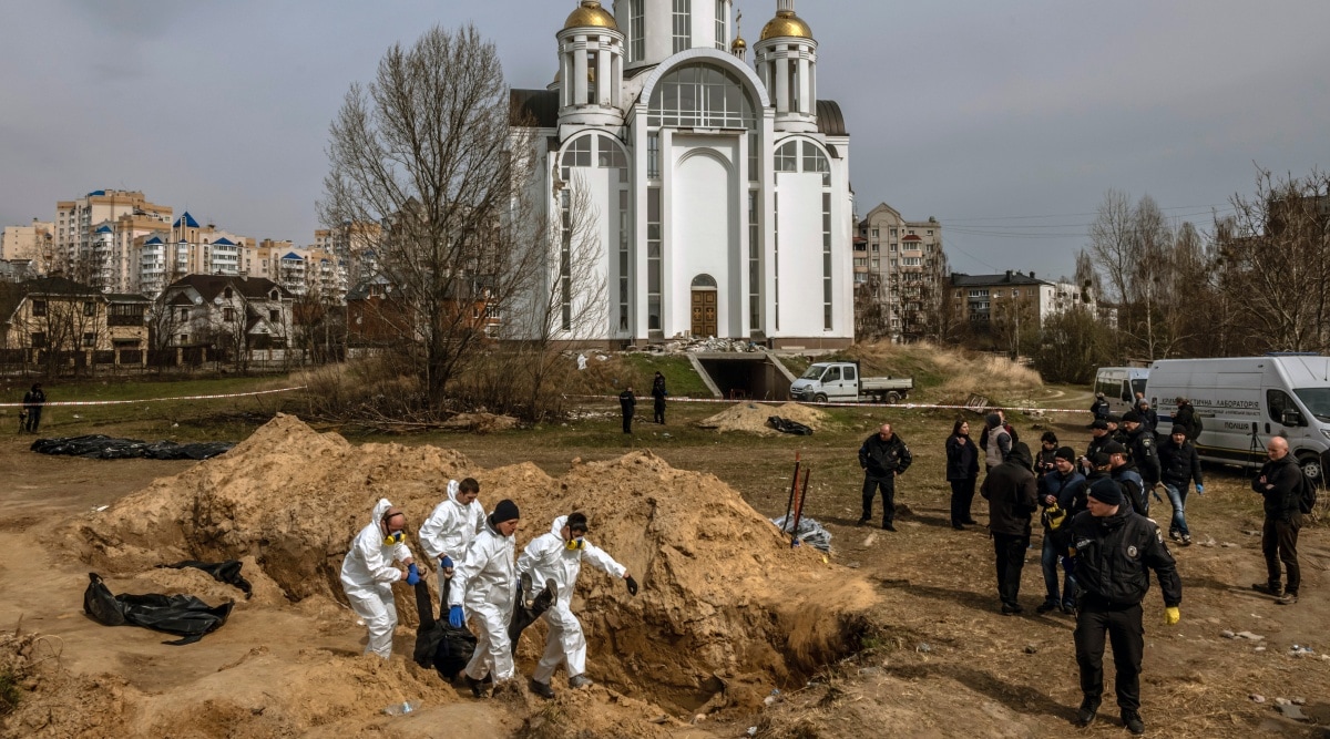 Bodies are exhumed from a mass grave in Bucha, Ukraine, on April 8, 2022. (Daniel Berehulak/The New York Times)