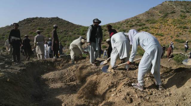 Afghans bury dead, dig for survivors of devastating quake | World News ...