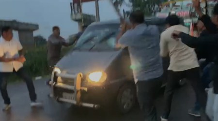 After one-and-a-half hours of operation, the policemen caught three of the gang members and brought them to the Crime Branch office for questioning. (screengrab)
