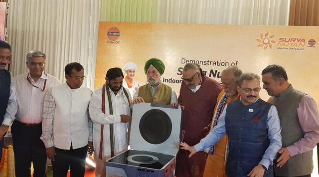 Union Minister Hardeep Singh Puri participates in the demonstration of the working of 'Surya Nutan', a green solar energy cooking system designed and patented by Indian Oil. (Twitter/@HardeepSPuri)