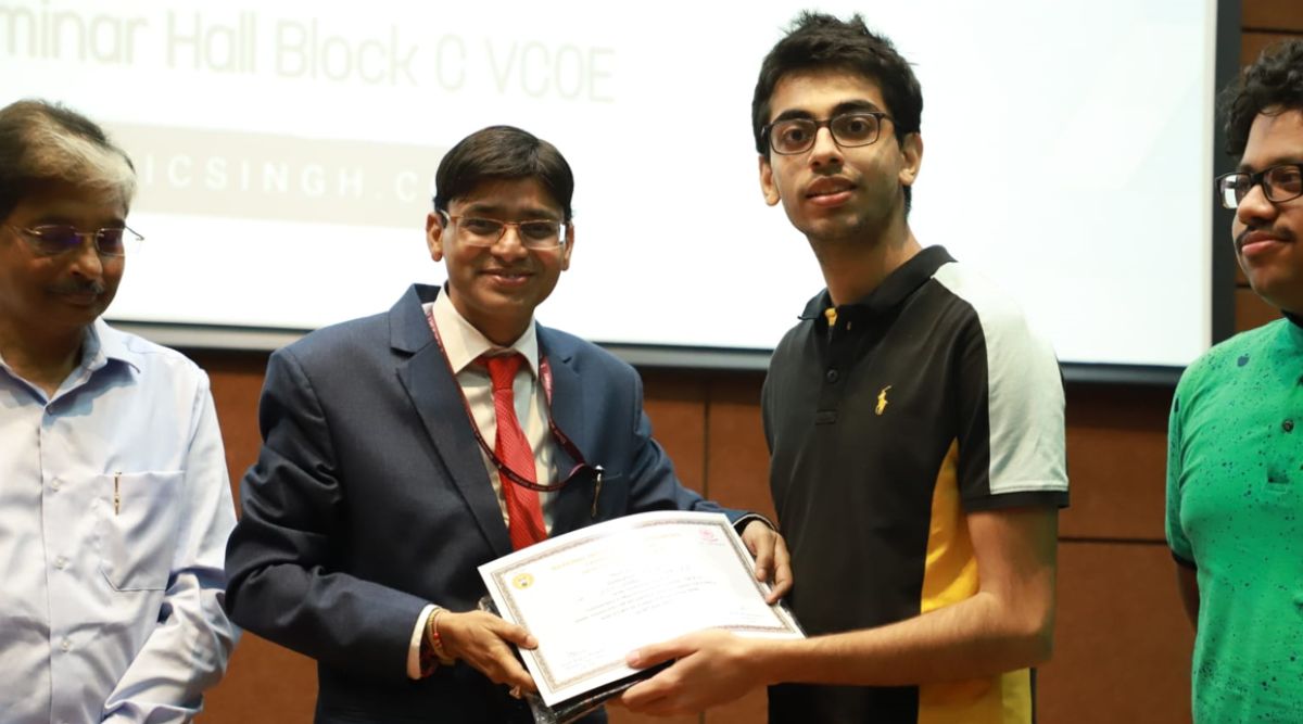 contestants from iit delhi receive a certificate for winning cryptic crossword contest north zonal finals