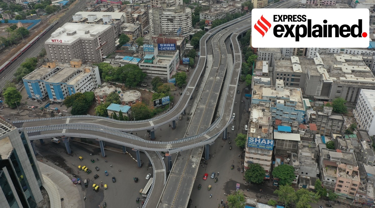 At the lowest level is the single-lane bridge around 5.2 metres wide and 410.535 metres long, connecting Surat Railway Station to Sahara Darwaza which is 15 metres from the ground.