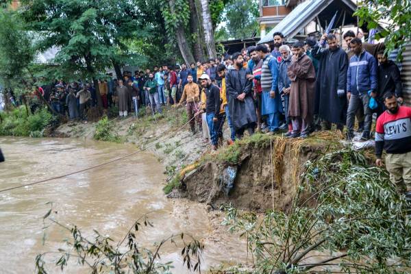 Sudden heavy rains trigger landslides and highway closures in J&K ...