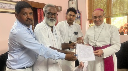 The members of the Diocese of Jalandhar and the people of Christian community handing over a memorandum to the Pope’s  envoy Archbishop Leopoldo Girelli in Jalandhar at Bishop house.