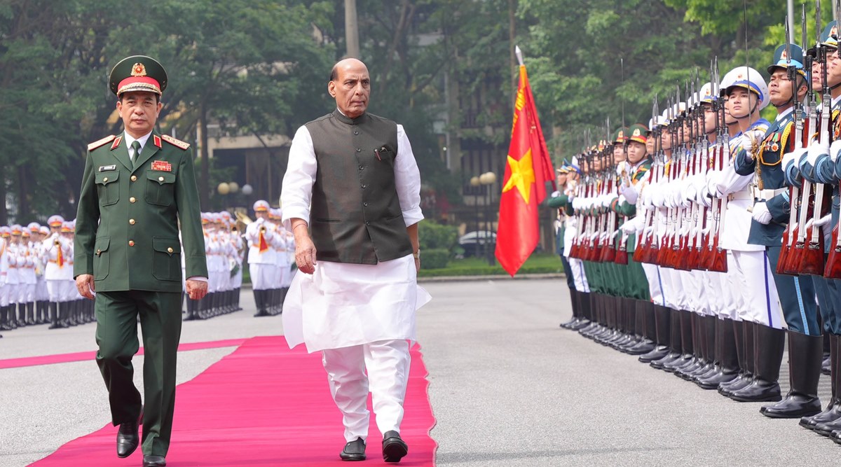 Defence Minister Rajnath Singh with Vietnam's Minister of National Defence General Phan Van Giang. (Twitter)