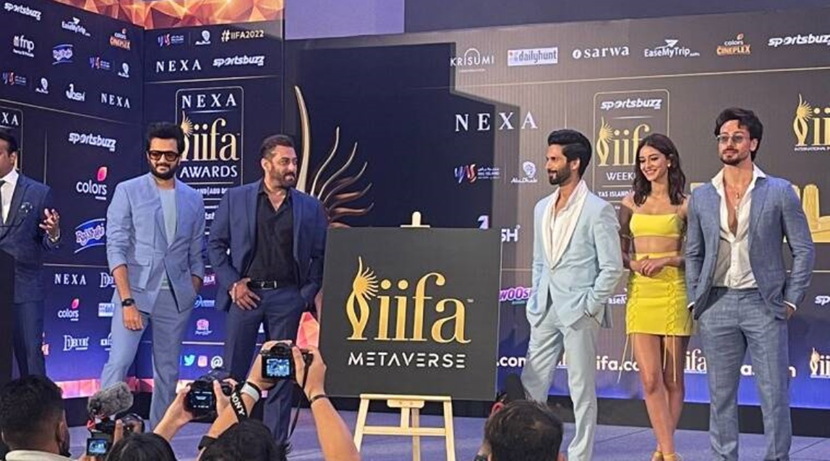 IIFA Awards 2023: Vicky Kaushal Looks Dapper In a Black Suit On The Green  Carpet - Watch Video