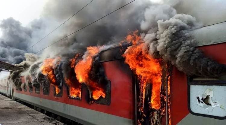Vikramshila Express train set on fire by a mob in protest against the Centre's 'Agnipath' scheme, in Lakhisarai, Friday, June 17, 2022. (PTI Photo)