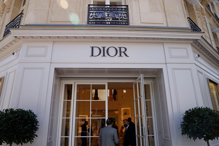 American tourists splurge in Paris boutiques as euro slides | Life ...