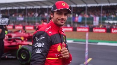 F1 driver Carlos Sainz chases robbers who stole his watch outside Milan hotel after Italian Grand Prix