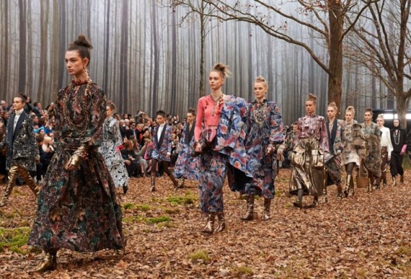 Chanel otoño/invierno 2022: revisitando los desfiles icónicos de la casa de moda de lujo francesa a lo largo de los años