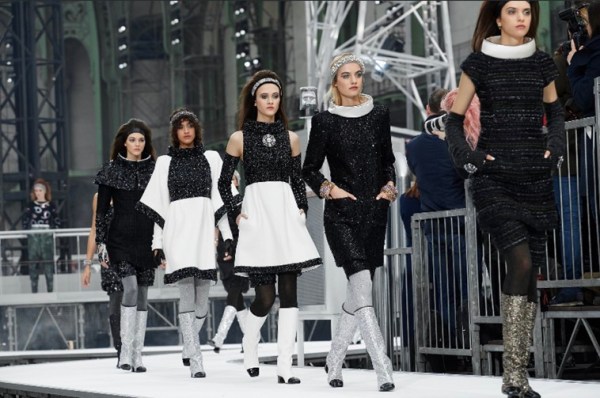 Chanel otoño/invierno 2022: revisitando los desfiles icónicos de la casa de moda de lujo francesa a lo largo de los años