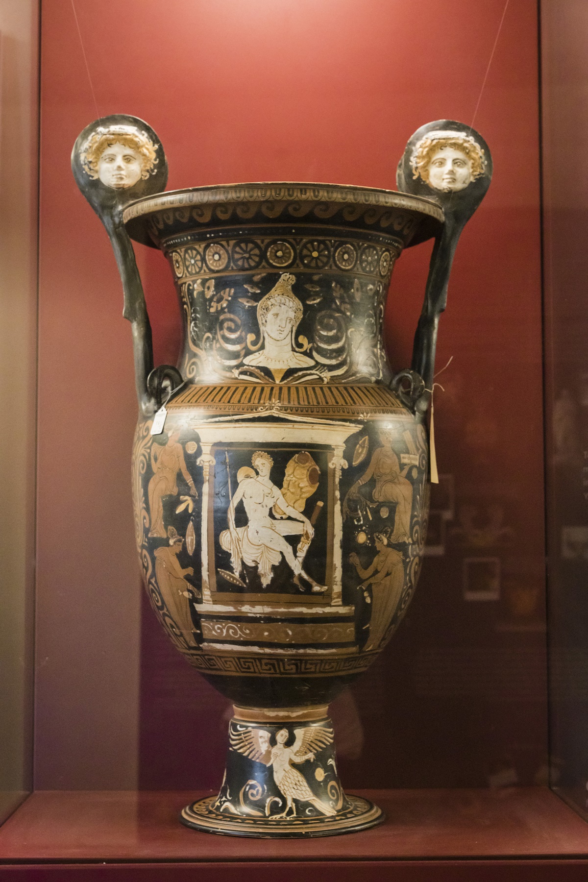 केस ग्रिफ़ोनी में 330-320 ईसा पूर्व का एक अपुलीय क्रेटर, इटली के कर्वेटेरी में एक संग्रहालय, 14 जुलाई, 2022। (जियानी सिप्रियानो/द न्यूयॉर्क टाइम्स)