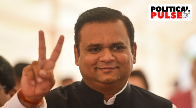 Rahul Narvekar flashes the victory sign as he arrives to attend a special session of Maharashtra Assembly, at Vidhan Bhavan in Mumbai, Sunday, July 3, 2022. (PTI)