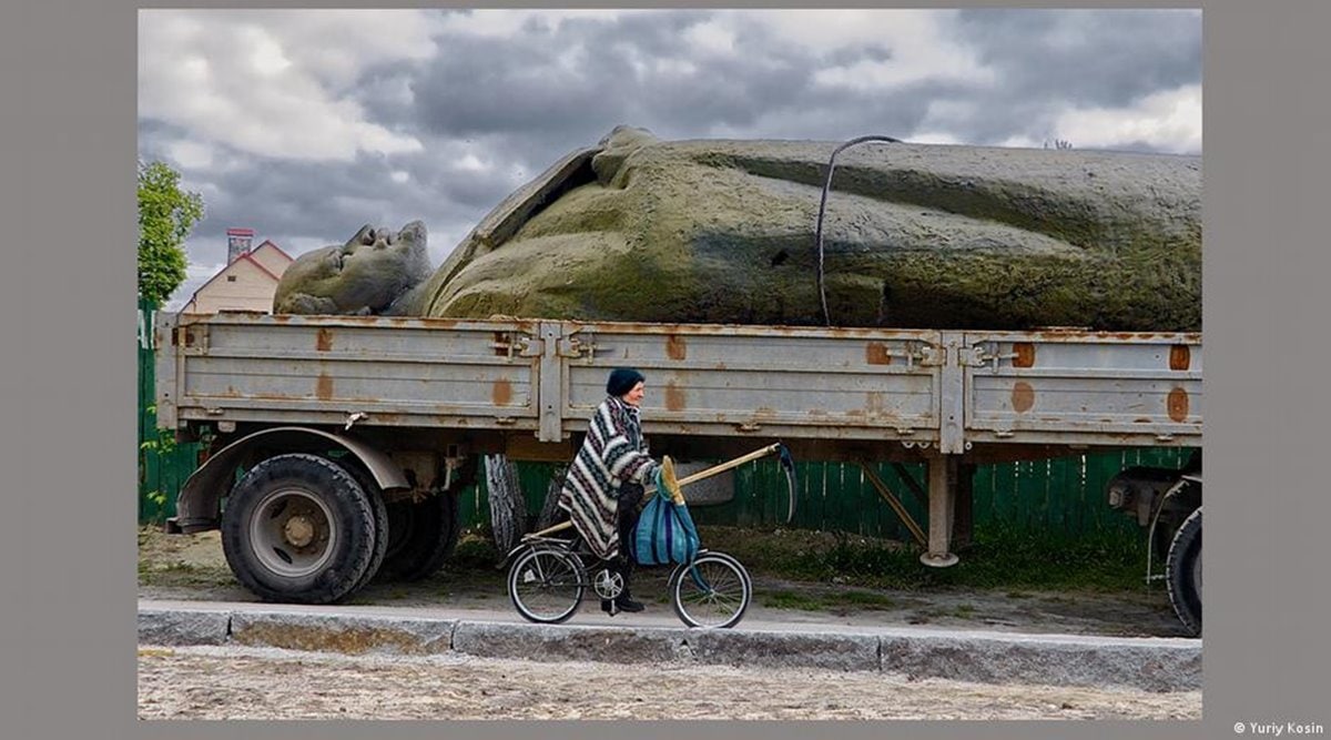 A Ukrainian and a Russian’s joint photograph display