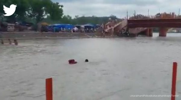 man saved from drowning, police save man from drowning, Uttarakhand police, indian express